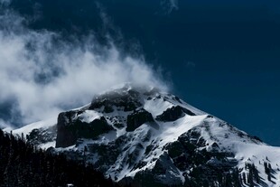 巍峨雪山云雾缭绕