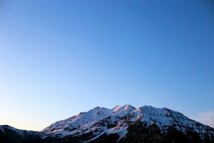 雪山蓝天美景