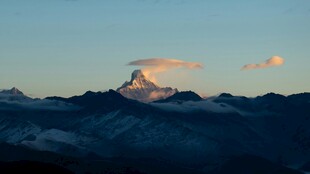夕阳下的壮丽雪山景观