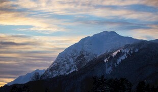 壮丽雪山与绚烂天空景色