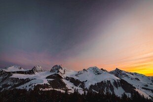 雪山壮丽日出美景