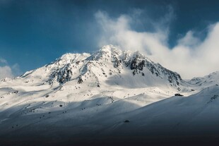 巍峨雪山壮丽景致