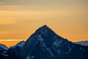 夕阳下的巍峨雪山