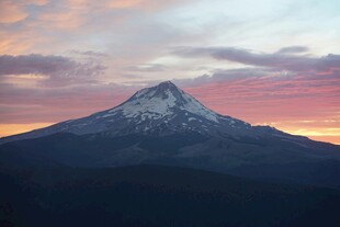夕阳下的雪山壮丽景观