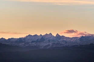 日落时分的壮丽山脉景观