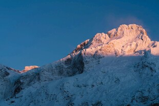 雪山日出美景