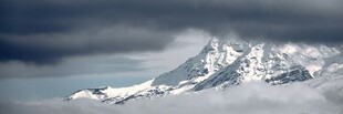 雪山云海壮丽景观