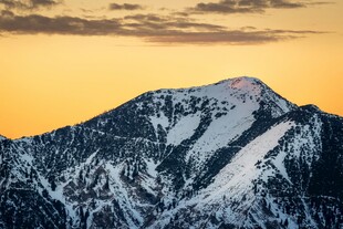 壮丽雪山日出美景