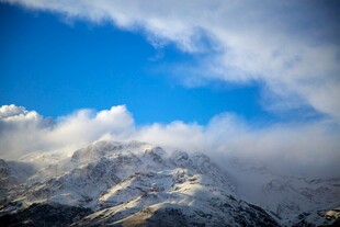 雪山云海蓝天壮丽景观