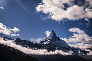 壮丽雪山与蓝天白云美景