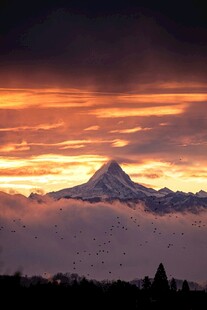 壮丽晚霞下的巍峨山峰