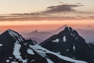 壮丽雪山日出美景