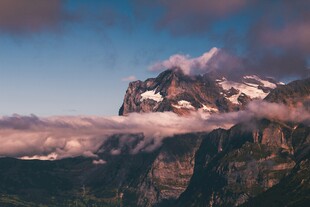 壮丽雪山云海景观