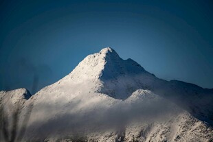 巍峨雪山壮丽景致