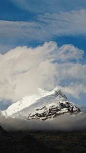 雪山云海壮丽景观