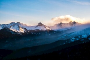 壮丽雪山日出美景