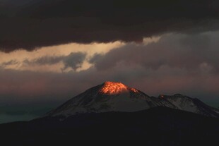 夕阳下闪耀的壮丽山峰