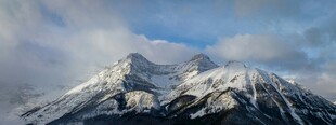 巍峨雪山壮丽景致