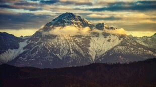 壮丽雪山日出美景