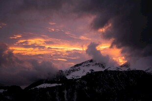 壮丽雪山晚霞景观
