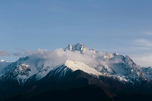 巍峨雪山壮丽景致