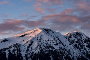 雪山之巅的绚烂霞光