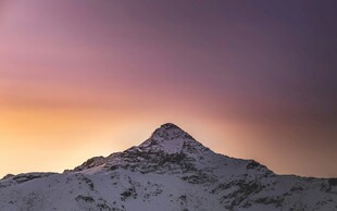 雪山壮丽日出美景
