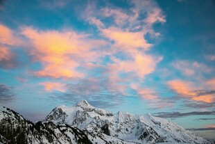 雪山之上的绚烂霞光