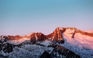 雪山壮丽日出景观