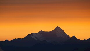 夕阳下的壮丽山峰