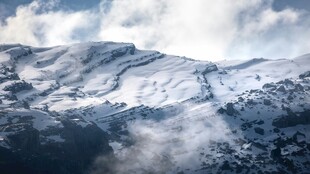 雪山云雾景观