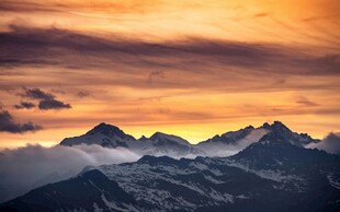 壮丽山峦间的绚烂日出