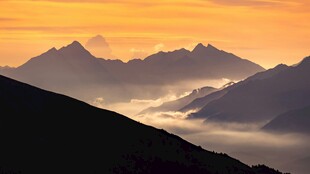 日出下的壮丽山峦景色