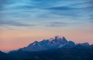 日落时分的壮丽雪山