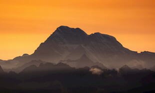 日出下的巍峨山峦