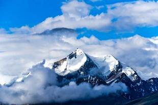 巍峨雪山映蓝天