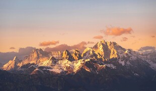 壮丽雪山日出美景