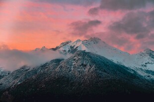 壮丽雪山的梦幻霞光时刻