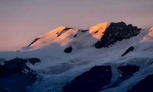 夕阳下的壮丽雪山