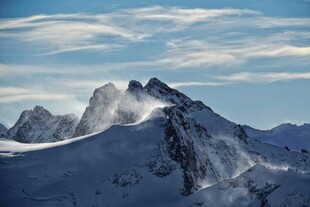 巍峨雪山壮丽景致