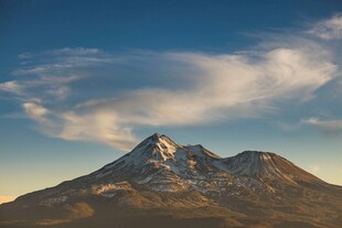 壮丽雪山与蓝天美景