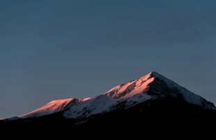 夕阳下的雪山美景