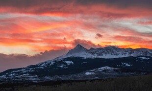 壮丽雪山晚霞美景