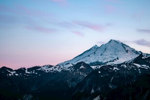 壮丽雪山映于黄昏天际