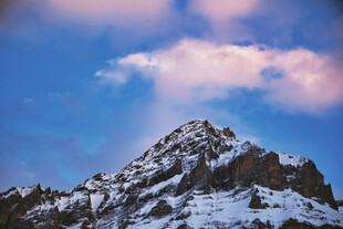 雪山之巅的壮丽景致