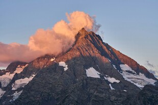 壮丽雪山之巅的梦幻云彩