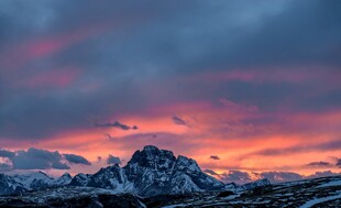 壮丽雪山的绚烂晚霞