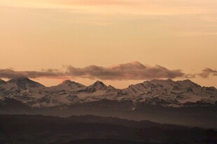 黄昏下的壮丽雪山景观
