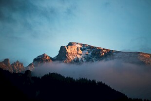 山间晨雾中的壮丽山峰