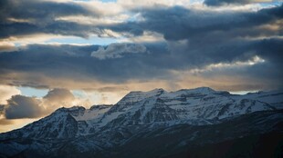 壮丽雪山与天边云霞